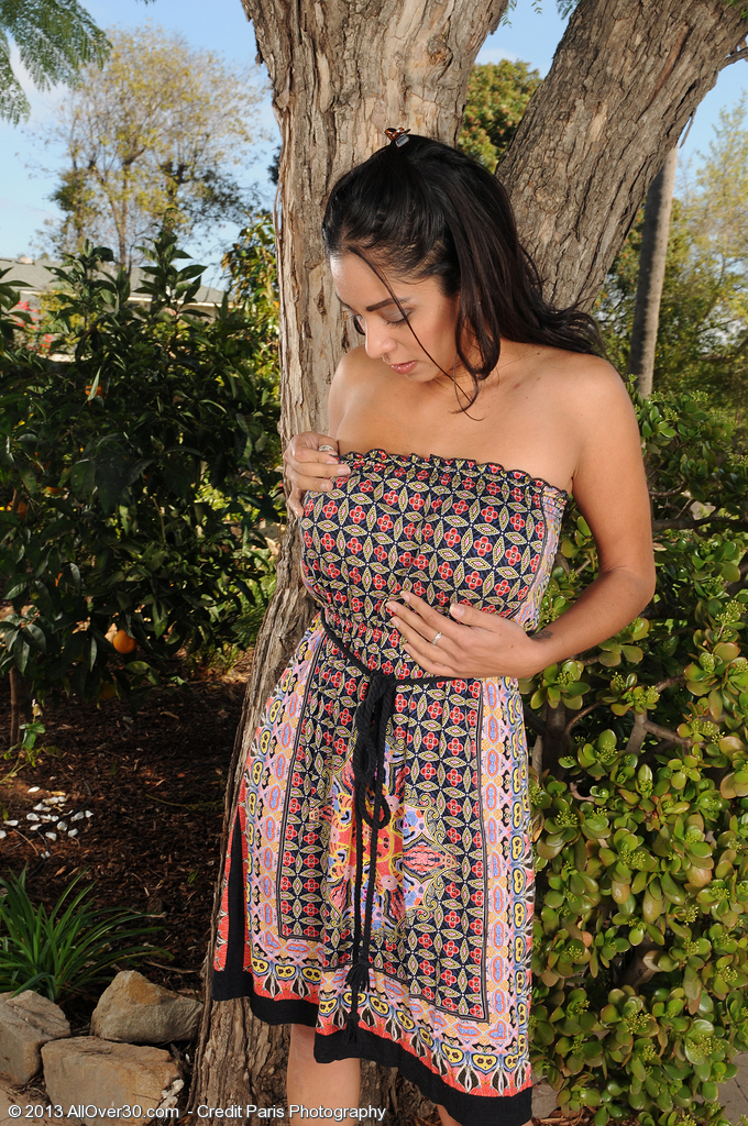 Over 30 Latina woman Bianca Mendoza sets her great body free underneath a tree